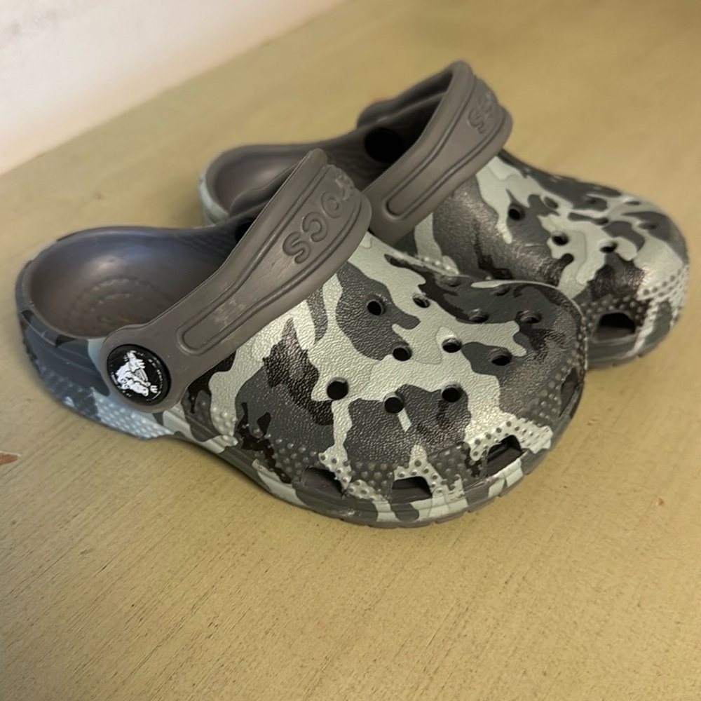 Crocs size 6